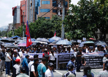 पसल बन्द गरेर सडकमा उत्रिए सुनचाँदी व्यवसायीहरू