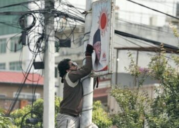 जेनजीको जुलुसमा ओलीको फोटो च्यातियो : नयाँ पुस्ताको आक्रोशको राजनीतिक सन्देश
